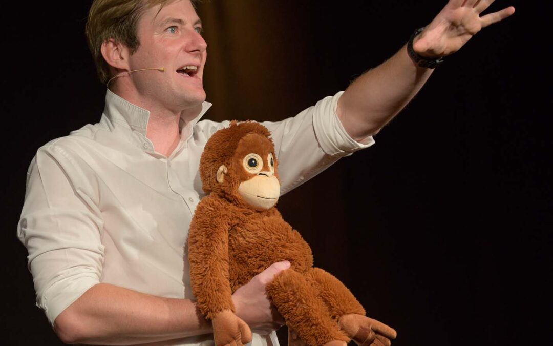 Michael Großschädl mit dem Affen Herbert auf der KU.BA Bühne