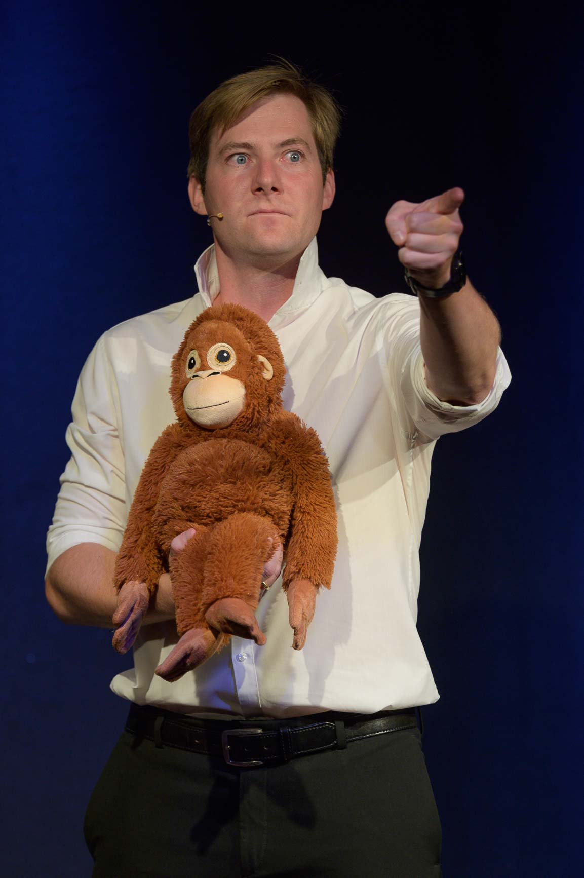 Michael Großschädl mit seinem braunen Affen auf der KU.BA Bühne - DER Eventlocation in Groß-Enzersdorf