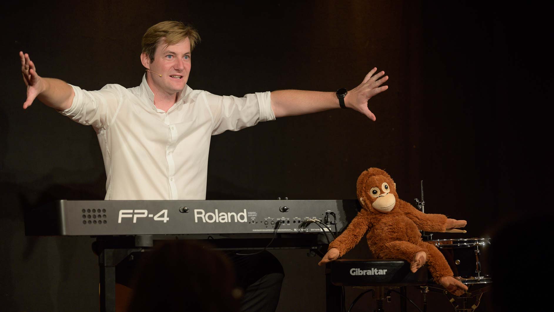 Michael Großschädl - der große Blonde mit seinem braunen Affen begeistert das Publikum