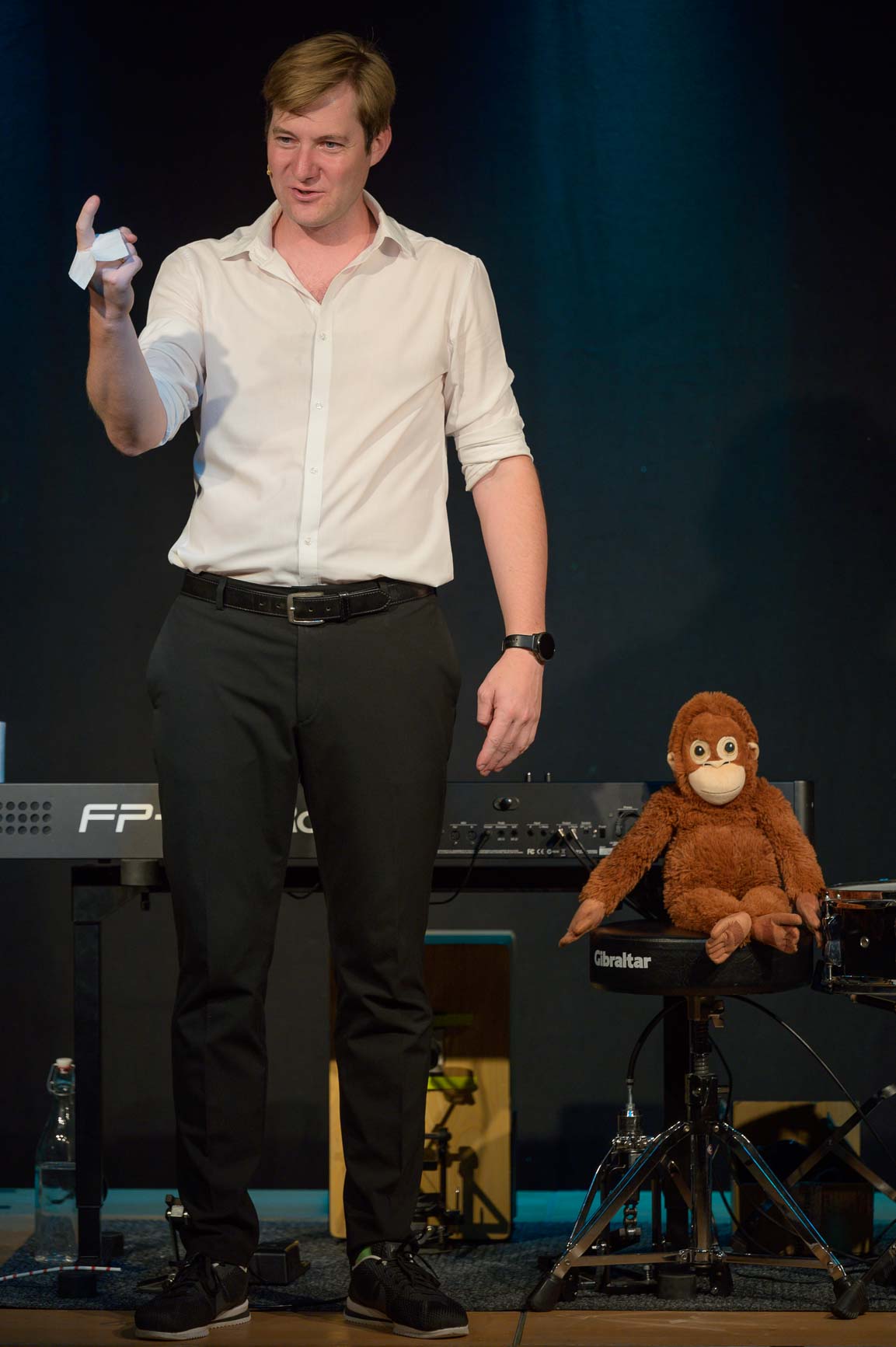Michael Großschädl und sein Affe Herbert. Ein weiterer großartiger Nachwuchskünstler auf der KU.BA Bühne.