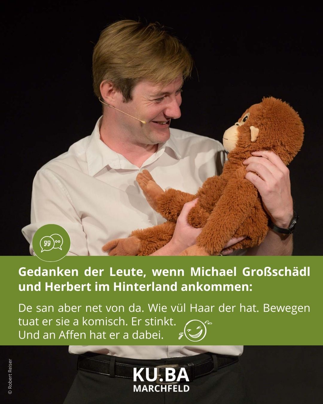 Michael Großschädl mit seinem braunen Affen auf der KU.BA Bühne in Groß-Enzersdorf
