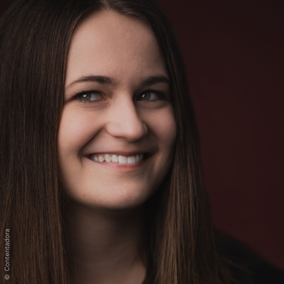 Evelin Pichler _© Contentadora (2) Evelin Pichler auf der KU.BA Bühne mit ihrem neuen Programm Taschenglück