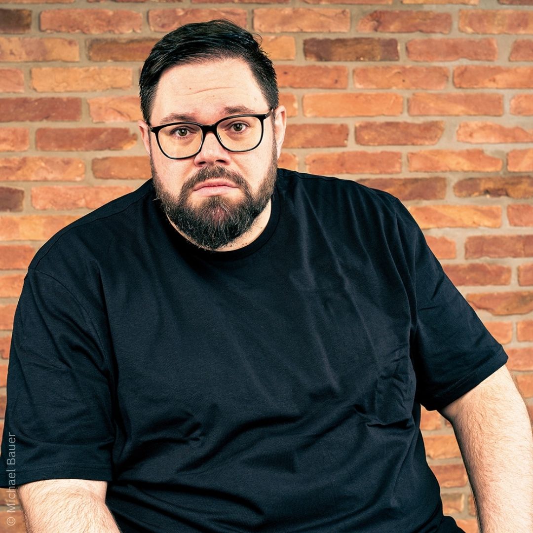 Heidelbeerhugo - Was frag ich auch so blöd_ - © Michael Bauer Heidelbeerhugo mit seinem Programm auf der KU.BA Bühne