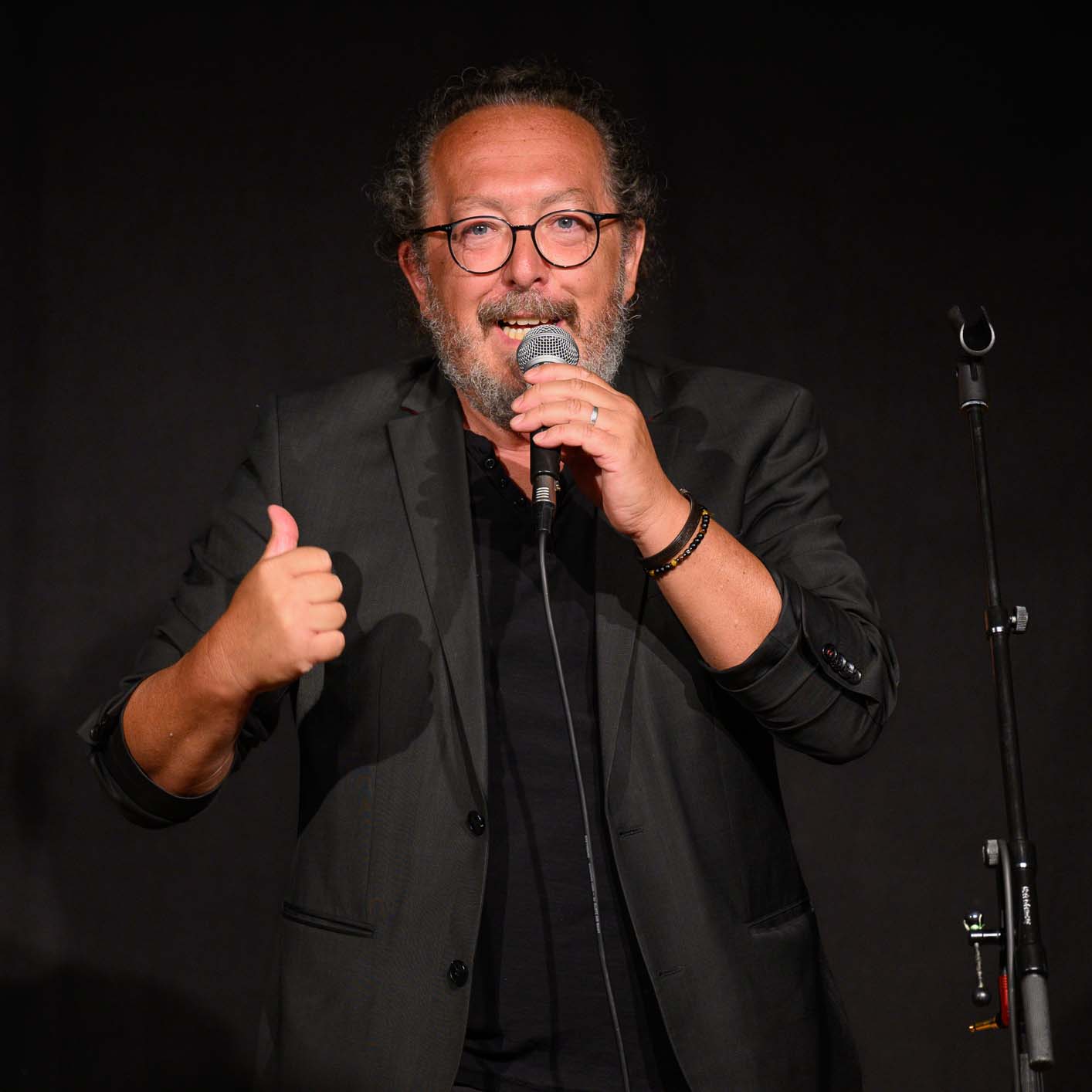 Mit LästerLieder begeistert Jimmy Schlager sein KU.BA Publikum Jimmy Schlager auf der KU.BA Bühne